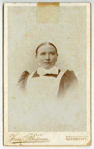 826126 Portret van zr. Wijntje van Essen (1854-1919), die vanaf 1885 diacones was in het Diakonessenhuis te Utrecht. ...